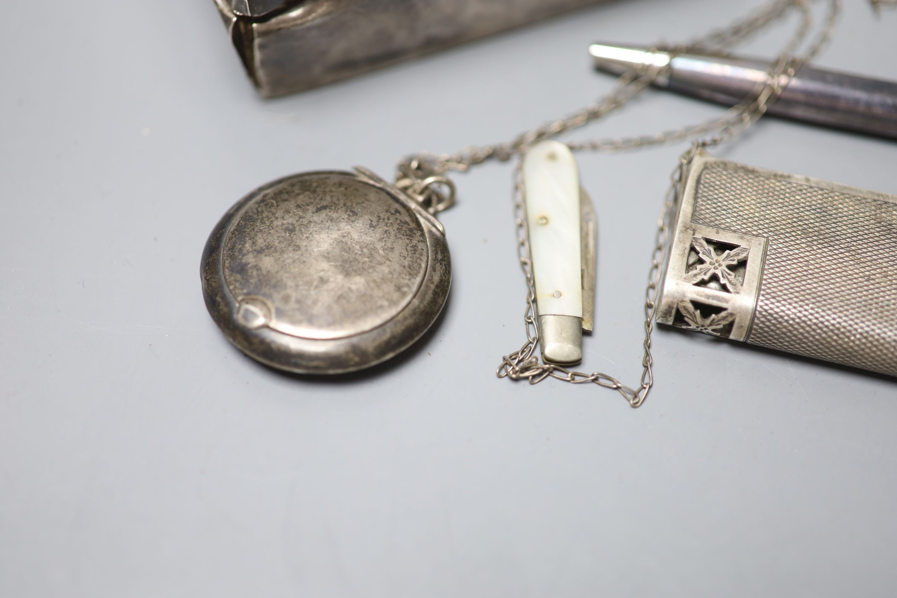 Small silver etc. including a cigarette box, ball pendant, compact, and pen etc.